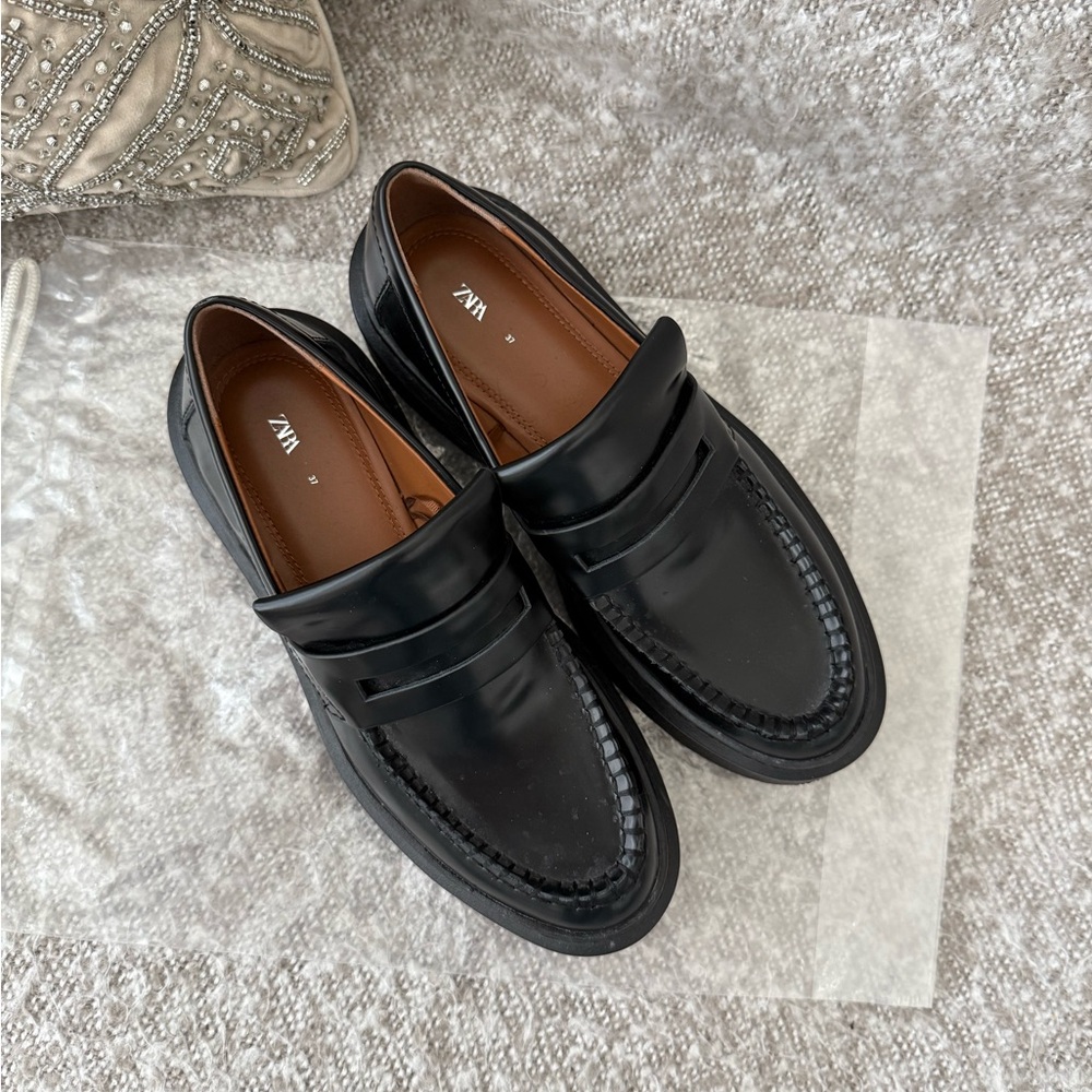 ZARA Black Leather Loafers Classic 90's Style Size 37 / 7